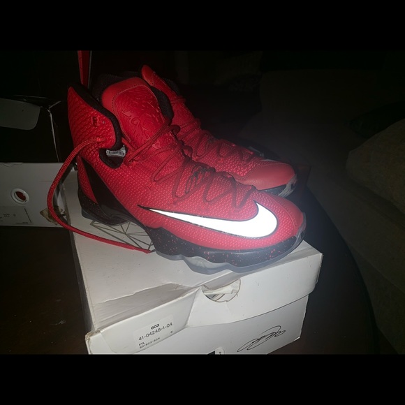Lebron XIII Elite size 10 new in box... - Picture 3 of 3